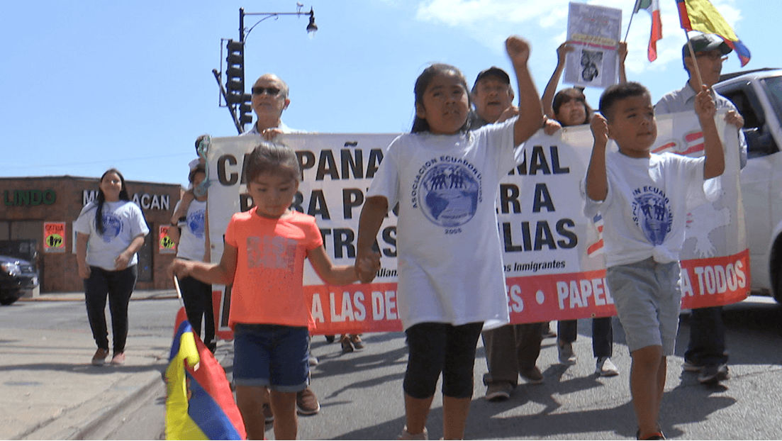La comunidad latina en Chicago se une y marcha contra el miedo 