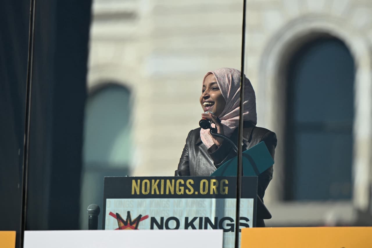 <b>Omar, una crítica abierta del presidente Donald Trump</b>, declaró que estaba siendo señalada como una de las "
<b>enemigas políticas" del republicano</b>, según un reportaje de 
<i>The Associated Press</i>.
