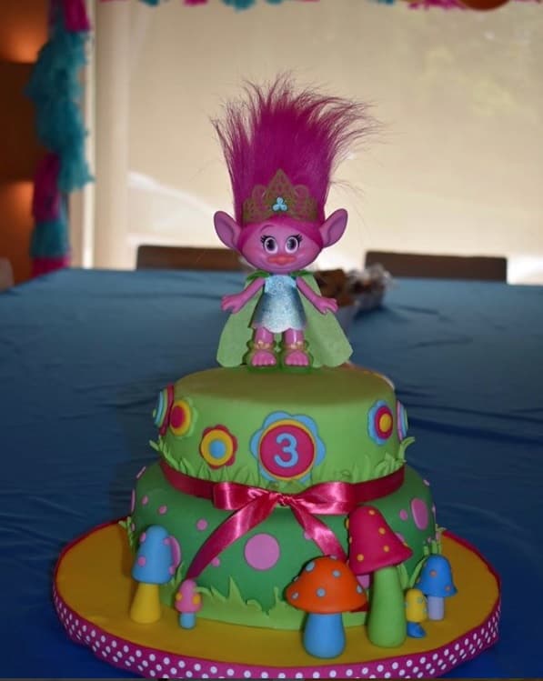 Este es el hermoso pastel con el que la más pequeña de la familia festejó y fue un regaló del maquillista Bernardo Javier, amigo de Alessandra Rosaldo.