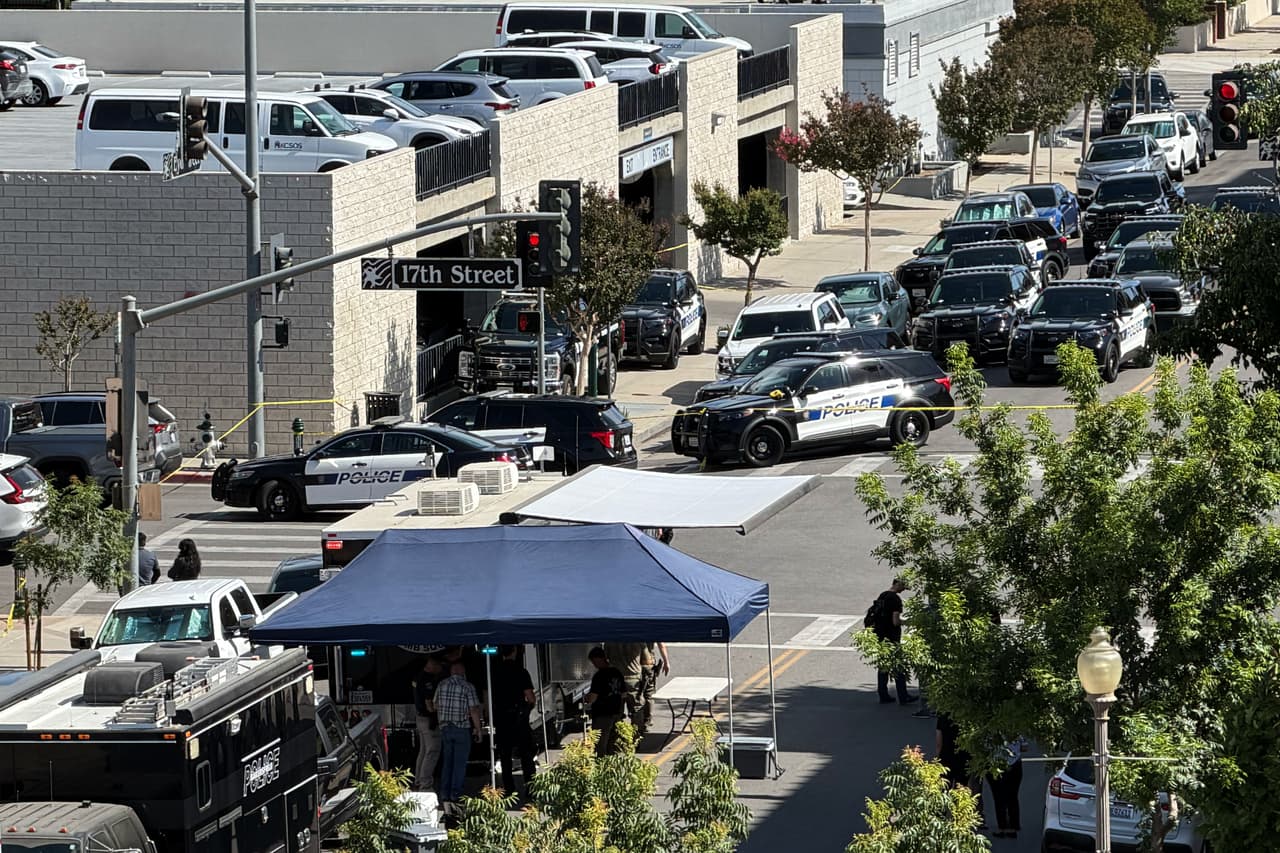 Una vista aérea muestra la escena de un enfrentamiento después de que un hombre se atrincherara dentro de un banco el martes 2 de junio de 2026 en Bakersfield, California. (Jacob, Dad's Gone Live vía AP)
<br>