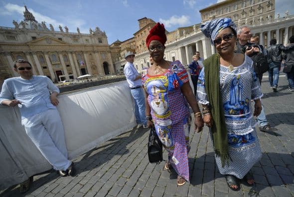 Y estas mujeres también llevaron estampados referentes los Papas en sus vestidos.