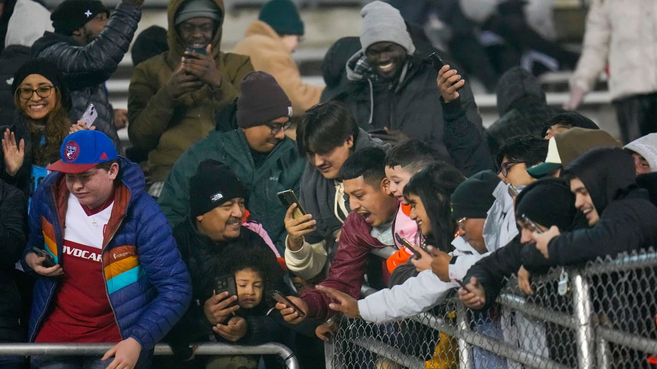 "Algunos se preguntarán, 
<b>¿esta entrada es buena, es pobre?</b>", indica Silva, "
<b>Yo diría que es bastante buena</b>, ya que es un partido amistoso. Otra cosa, fue un lunes a las 5 de la tarde, muchas familias están trabajando a esa hora. También, cuando salieron los precios de las entradas a la venta, 
<b>el más barato era de $100. Luego lo bajaron a $50 solo pocos días del partido</b>, porque obviamente se dieron cuenta de que no estaban alcanzando la expectativa de lo que quizás querían generar”.