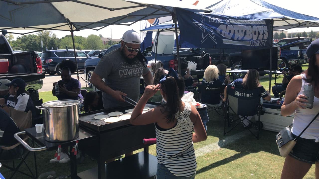 Afuera, la pandemia no detuvo a quienes esperaron este momento del primer juego en casa de los vaqueros, para llevar a cabo los famosos “tailgate”.
<br>