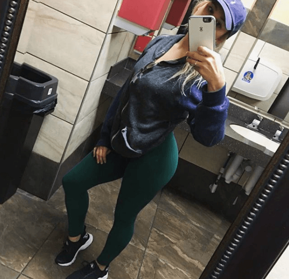 Jessica trabaja en la recepción de dicho local, pero también es entrenadora de fitness y nutrición.