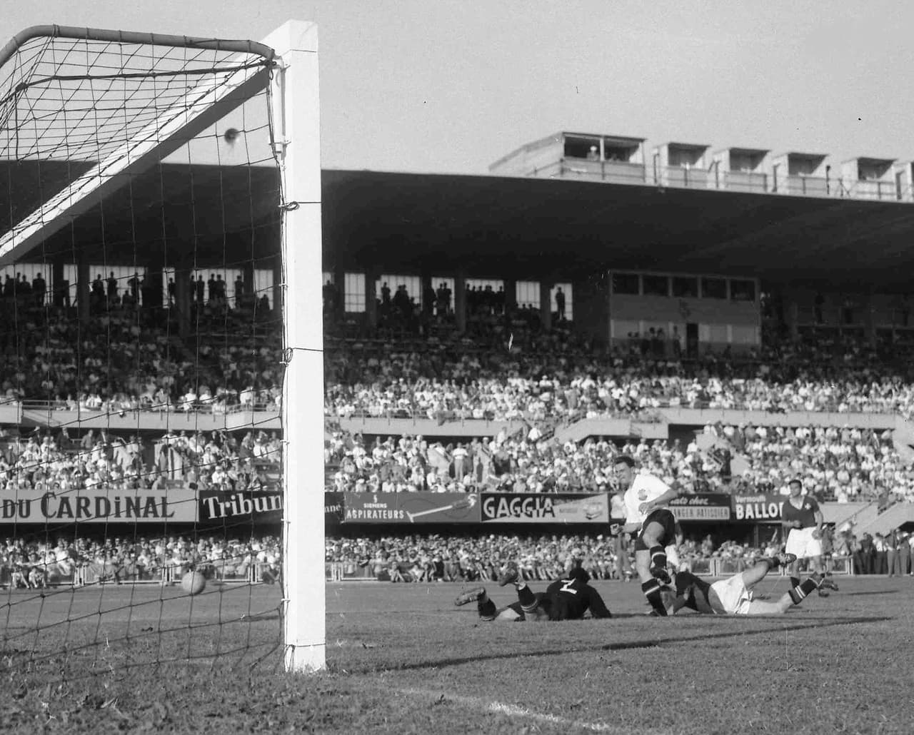 El austriaco Theodor Wagner, con camiseta blanca, dispara superando al portero suizo Eugene Parlier para marcar el sexto gol de Austria en el partido de cuartos de final de la Copa del Mundo entre Suiza y Austria, disputado en Lausana el 26 de junio de 1954. Austria ganó el partido 7-5.