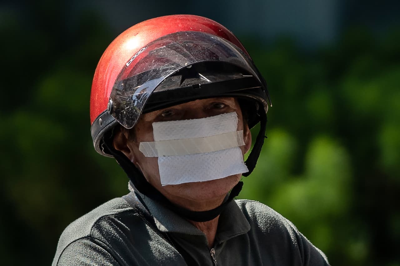 Un hombre lleva una servilleta de papel pegada a su rostro con cinta adhesiva como medida de protección en Kuala Lumpur, Malasia. 25 de marzo.