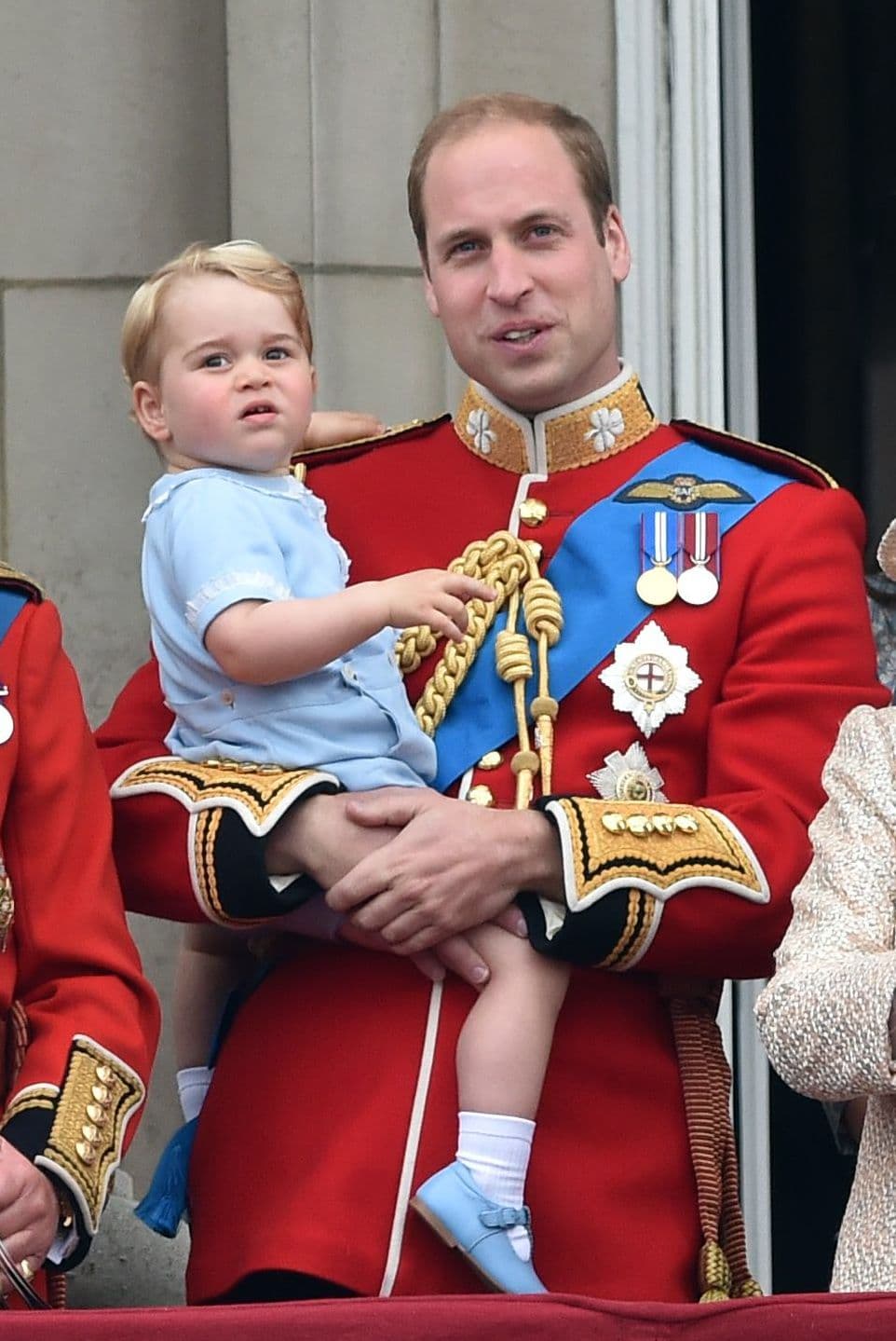 Roba la atención en brazos de su papá.