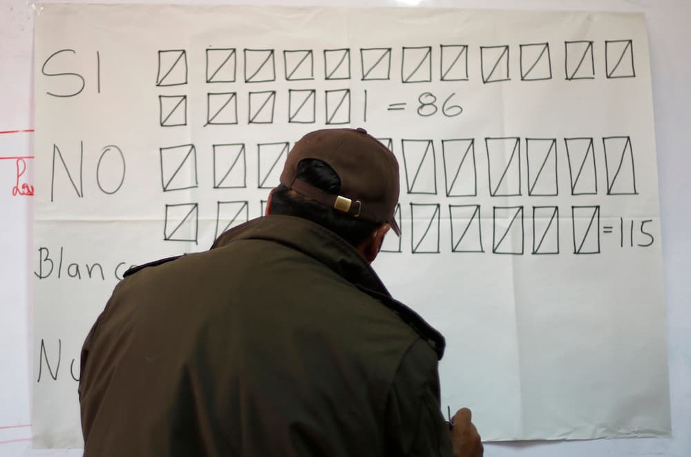 Contando votos del referéndum en Bolivia