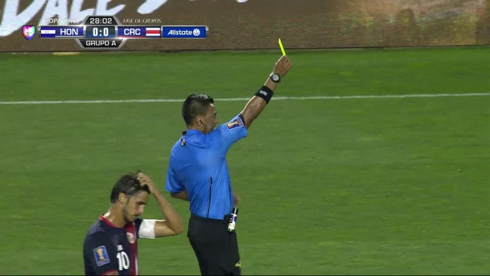 Tarjeta amarilla. El árbitro amonesta a Giancarlo Gonzalez de Costa Rica