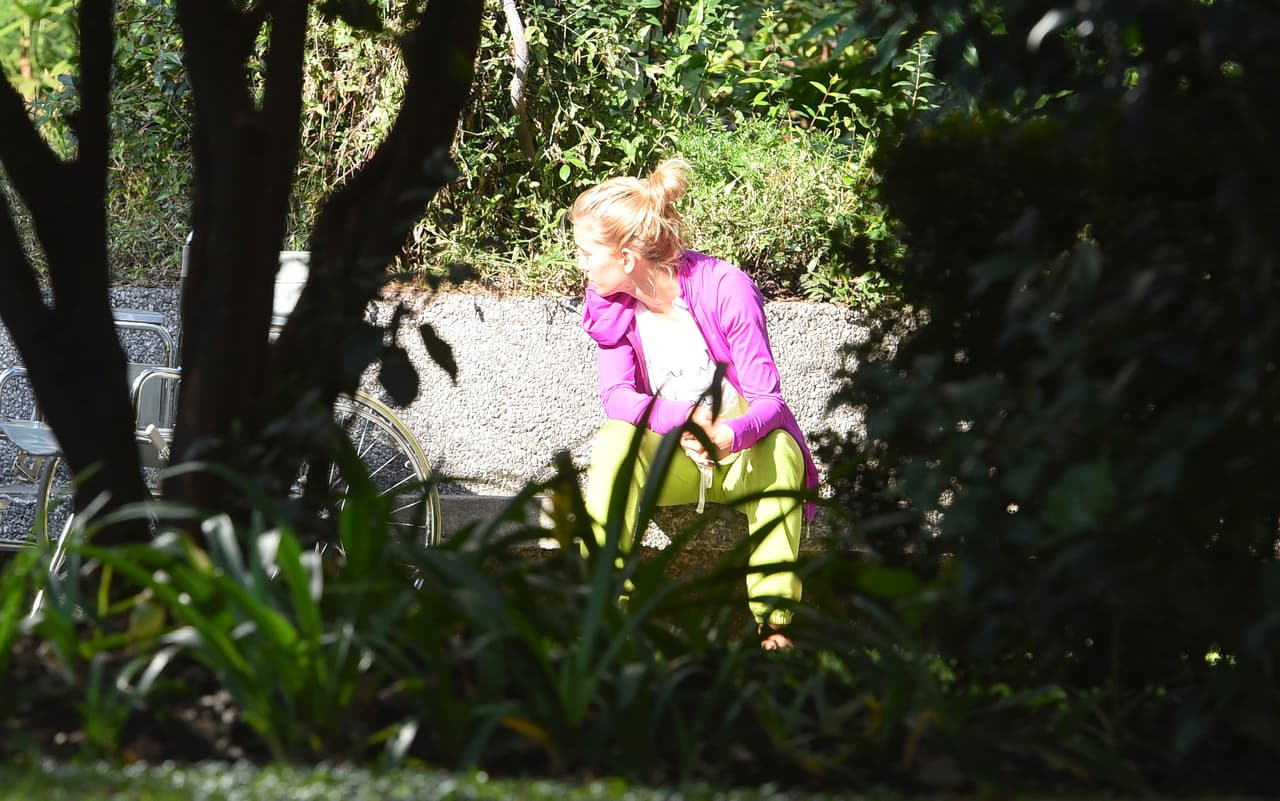 Y también en su tetilla derecha, causándole una herida profunda