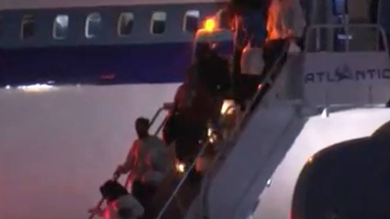 Avión con más de 200 inmigrantes procedente de Texas fue desviado al aeropuerto de Filadelfia 