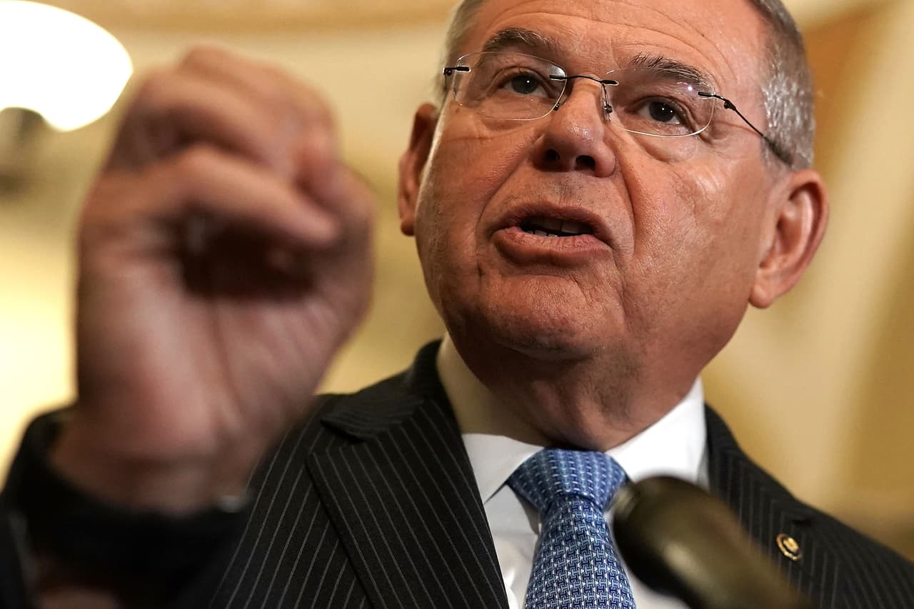 Senador Menendez: "Nadie está comprando la flagrante complacencia y el miedo de Trump"