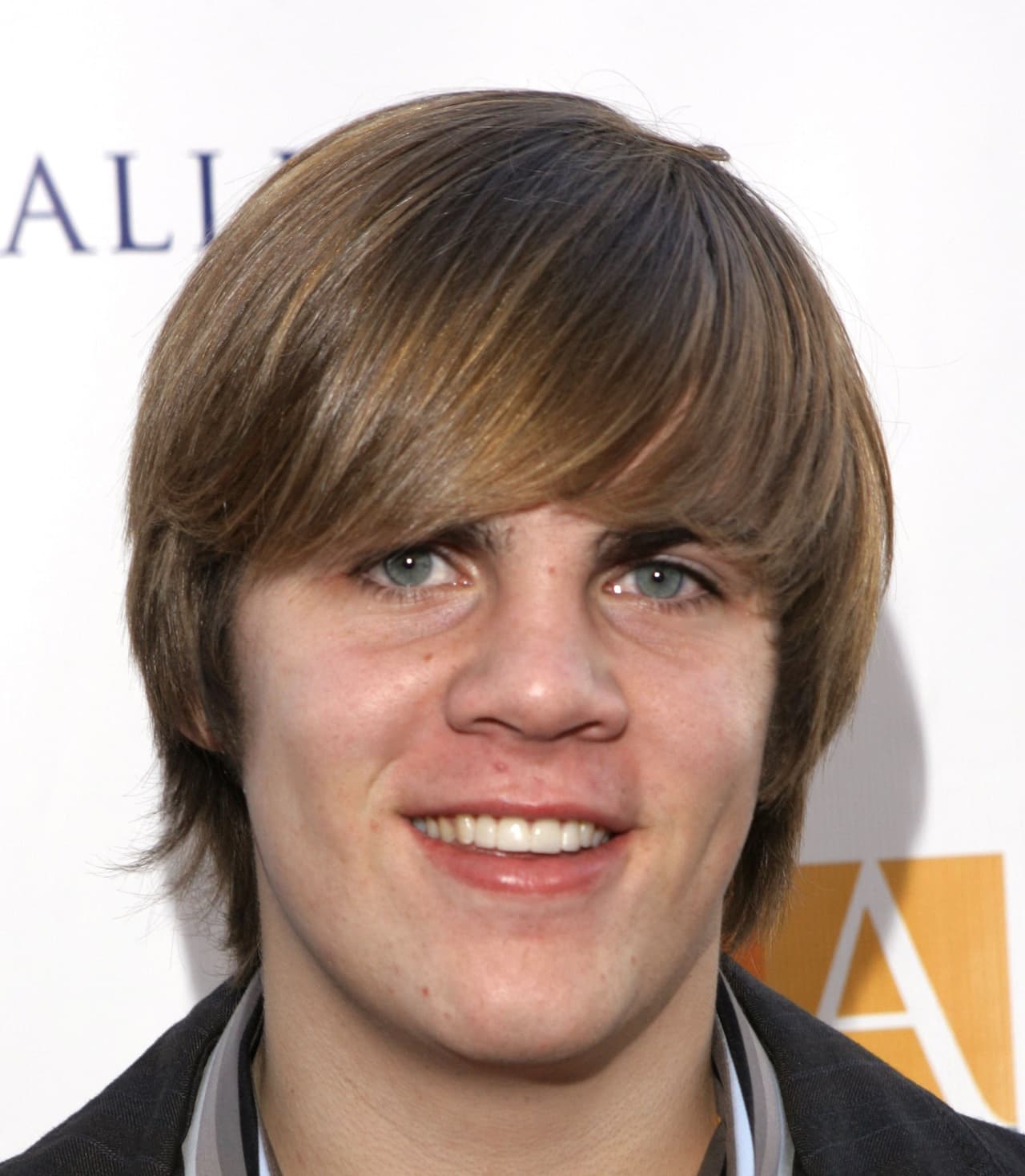 Kyle Swann es un actor de origen estadounidense que saltó a la fama tras participar en la serie de televisión "The Ned Declassified School Survival Guide" en 2004 y hasta el final de la misma en 2007, con el papel de "Billy Loomer".