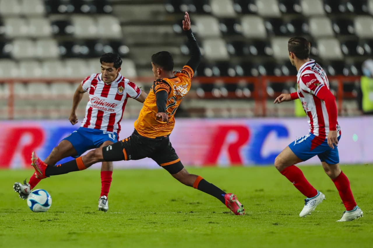 Tuzos y Chivas empatan 1-1 en Pachuca, los locales fallaron un penal en la recta del partido. Pachuca continúa en el fondo de la tabla con tres puntos y las Chivas se sitúan en la 12 plaza con 7 unidades.