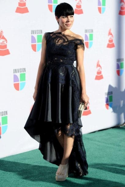 Los fashionistas tuvieron mucho de qué hablar con el atuendo de algunas de las estrellas invitadas a los Latin GRAMMY. Los artistas no sólo dejan volar su creatividad para componer canciones sino también para vestirse. Desafortunadamente no se escaparon de caer en la lista de los peor vestidos.