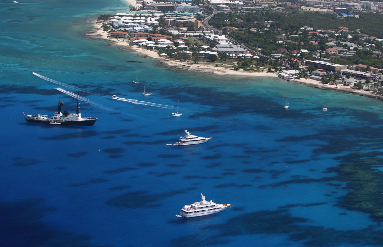 <h3 class="cms-H3-H3">18. Islas Caimán</h3>
<br>
<br>🌎 
<b>Renta Nacional Bruta (RNB) per cápita: </b>$58,100
<br>
<br>🌎 
<b>Producto Interno Bruto (PIB) de 2020: </b>$5,000 millones. 
<br>
<br>🌎
<b> Población: </b>65,720
<br>
<br>🌎
<b> Esperanza de vida: </b>N/A.
<br>