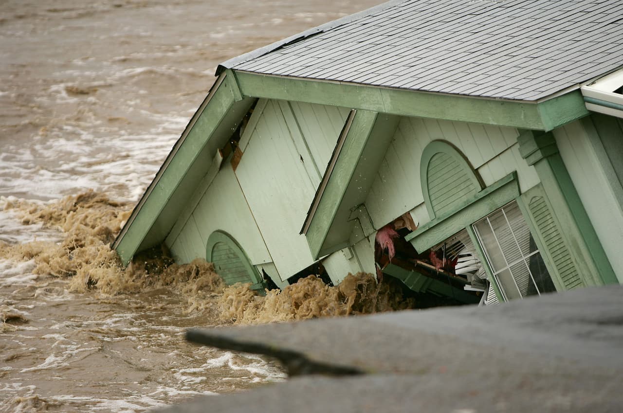 Las inundaciones de enero de 2005 en Santa Clarita, en California, causaron graves detrozos en viviendas. Una de ellas fue devorada por las aguas del río Santa Clara.