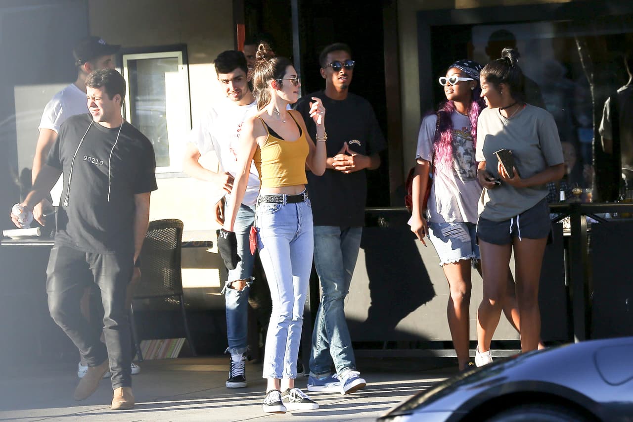 Estuvo con dos amigas y al menos media docena de chicos, que la rodearon todo el tiempo.