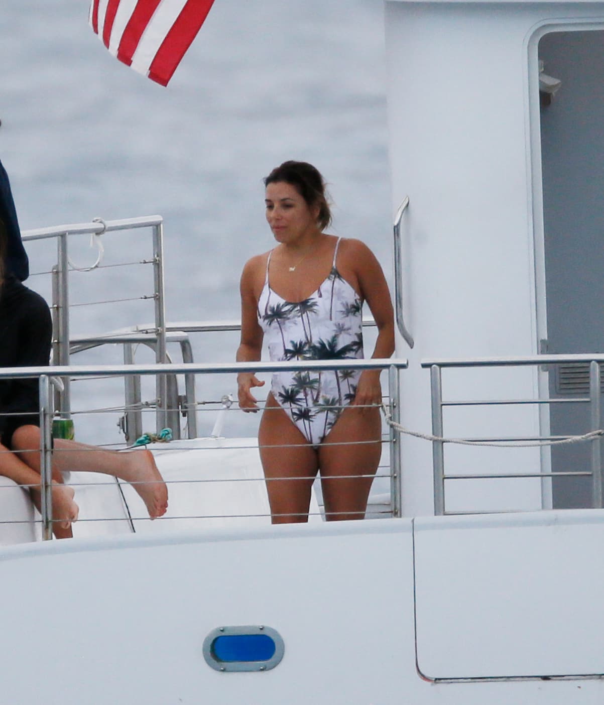 Eva Longoria no podría negar que su delgada figura luce transformada en estas imágenes.