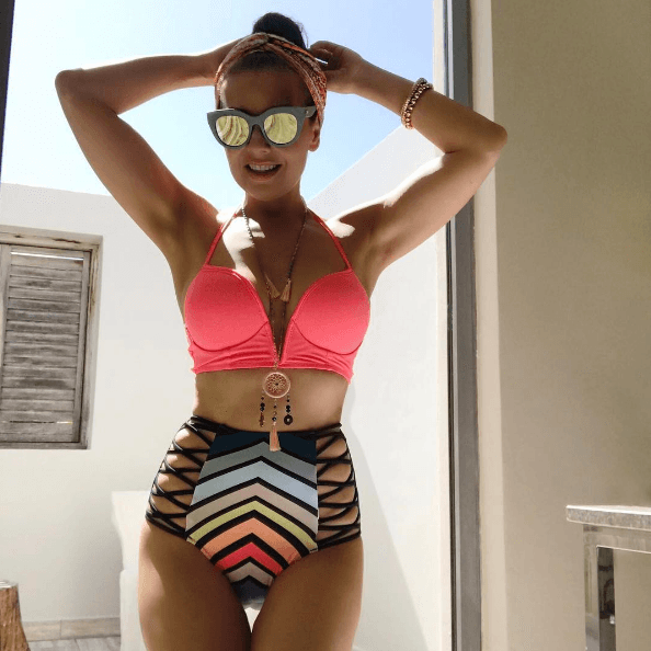 Y claro, también para presumir su diminuta cintura y sus envidiables viajes a la playa.