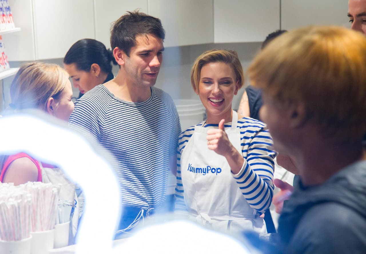 Pero sobre todo atenta con sus clientes.