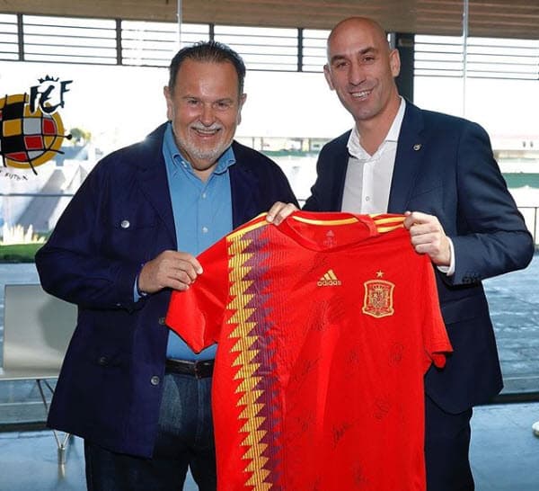 "Sorpresa me lleve cuando el Presidente de la Real Federación de Fútbol de España Luis Rubiales me recibió con la camiseta firmada por el equipo nacional. España es la mejor".
