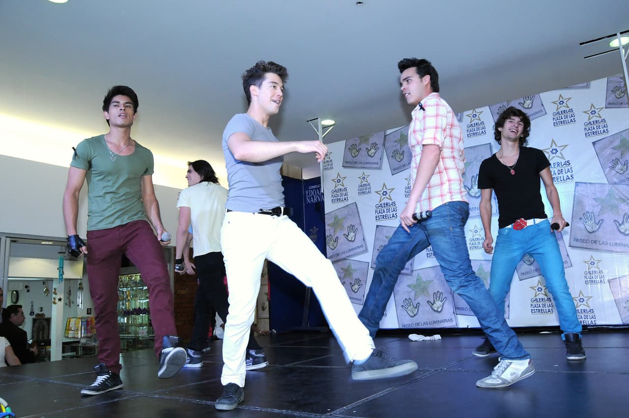 "Somos una boyband dedicada al pop electrónico, pero tenemos un sello particular, queremos quitar clichés o tabúes acerca de las bandas, sabemos de aquellas bandas que no cantaban, pero nosotros sí lo hacemos", reveló uno de sus integrantes al sitio La Voz Arizona.