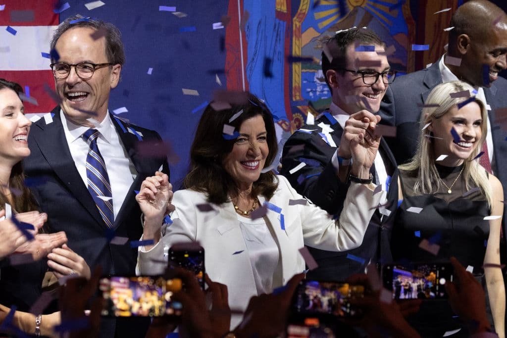 La gobernadora de Nueva York, Kathy Hochul, celebra su triunfo en la primaria de este martes.