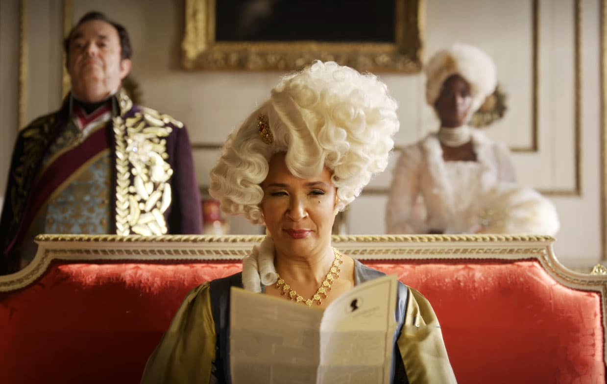 la reina Charlotte leyendo a Lady Whistledown