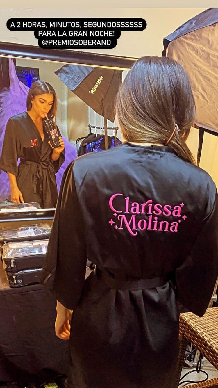 A través de las redes sociales, Clarissa compartió cómo se preparaba para su gran noche en el camerino afinando los últimos detalles antes de vestirse y lucir glamorosa.