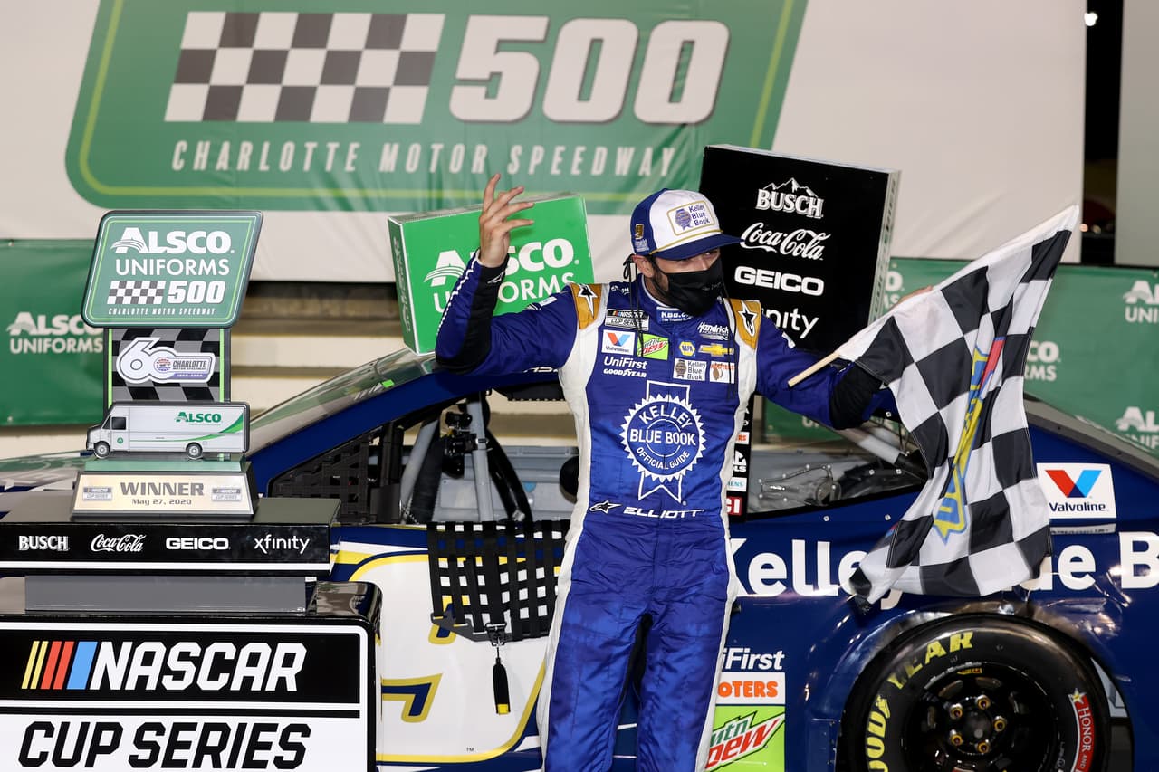 Después de los desgarradores finales en Darlington la semana pasada, Chase Elliott se llevó la victoria en el Alsco Uniforms 500 en el Charlotte Motor Speedway el jueves.