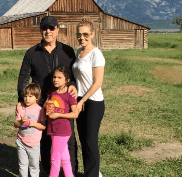 Si bien la intérprete de "Arrasando" no es genéticamente la abuela del primer nieto de Tommy Mottola, la armoniosa relación que mantiene Thalía con Sarah Mottola la pone en el lugar ideal.