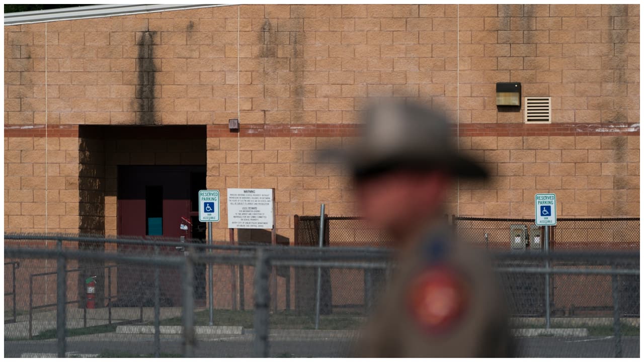Una maestra cerró la puerta antes del tiroteo en Uvalde, pero la dejó sin seguro: policía de Texas