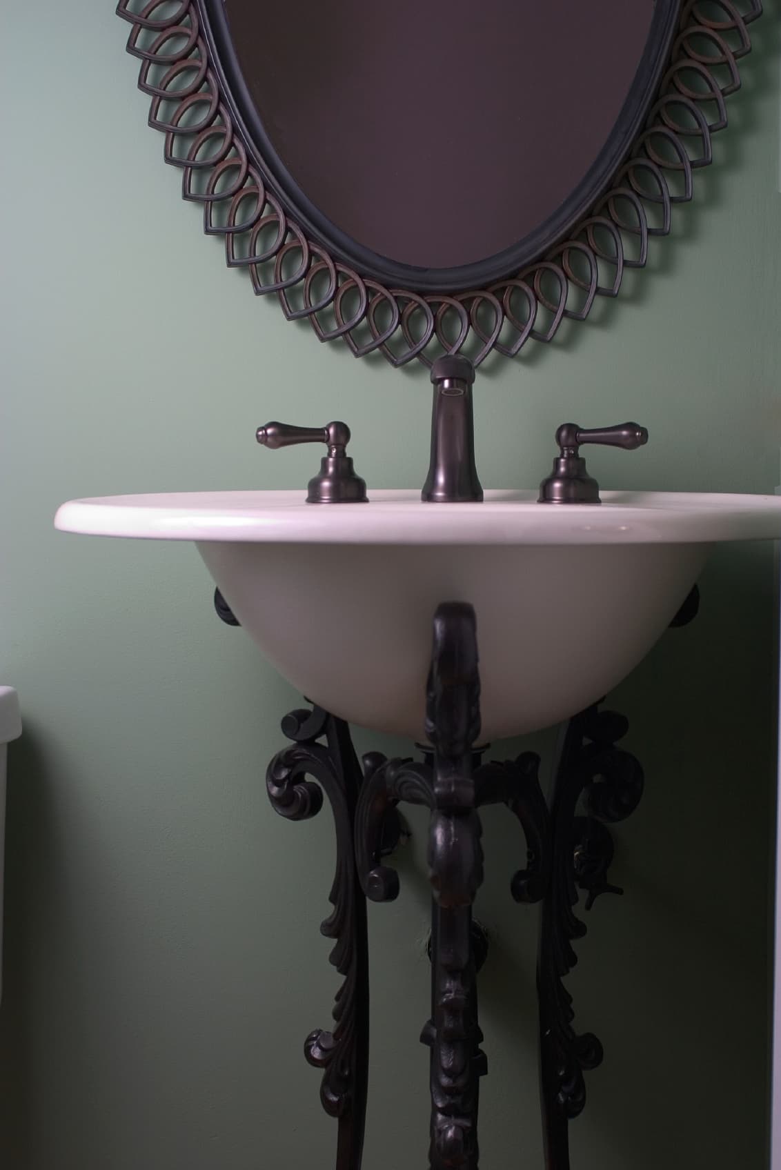 Hierro fundido. Es un material resistente, generalmente cubierto con esmalte. Su superficie lisa es fácil de limpiar y está disponible en numerosos colores. El punto débil es que se le podría saltar la capa de esmalte, si se lo golpea fuerte con un objeto duro.