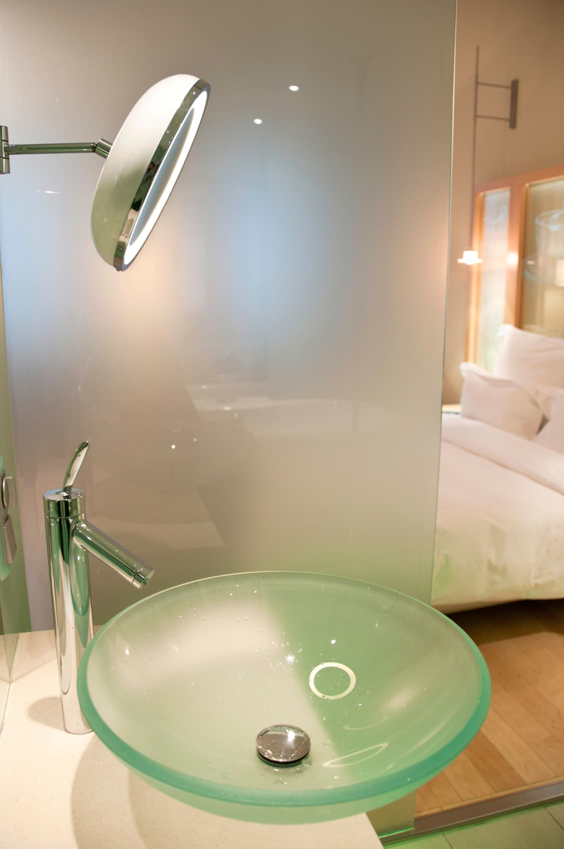 Vidrio. Es muy utilizado en los recipientes del fregadero. El vidrio templado es la mejor opción para el baño, ya que es más resistente. Pero ten cuidado con los depósitos de agua dura, que pueden manchar el material si no son limpiados en el momento.