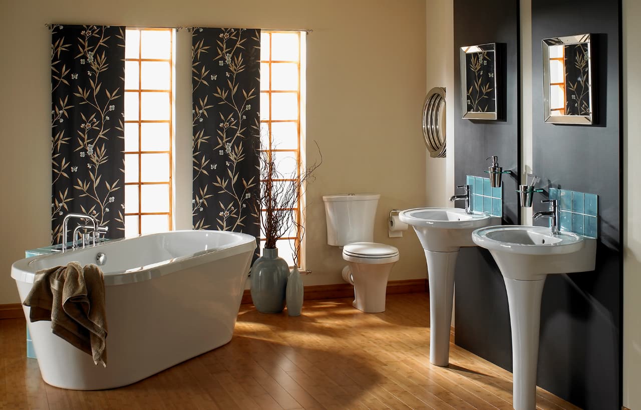 Con pedestal. Si prefieres un lavabo montado a la pared, pero se ve la cañería debajo, esta es una gran opción. ¿Contras? No tienes mesada, ni espacio de almacenamiento. Podría servirte en un baño pequeño, sobre todo si tiene un estilo tradicional.