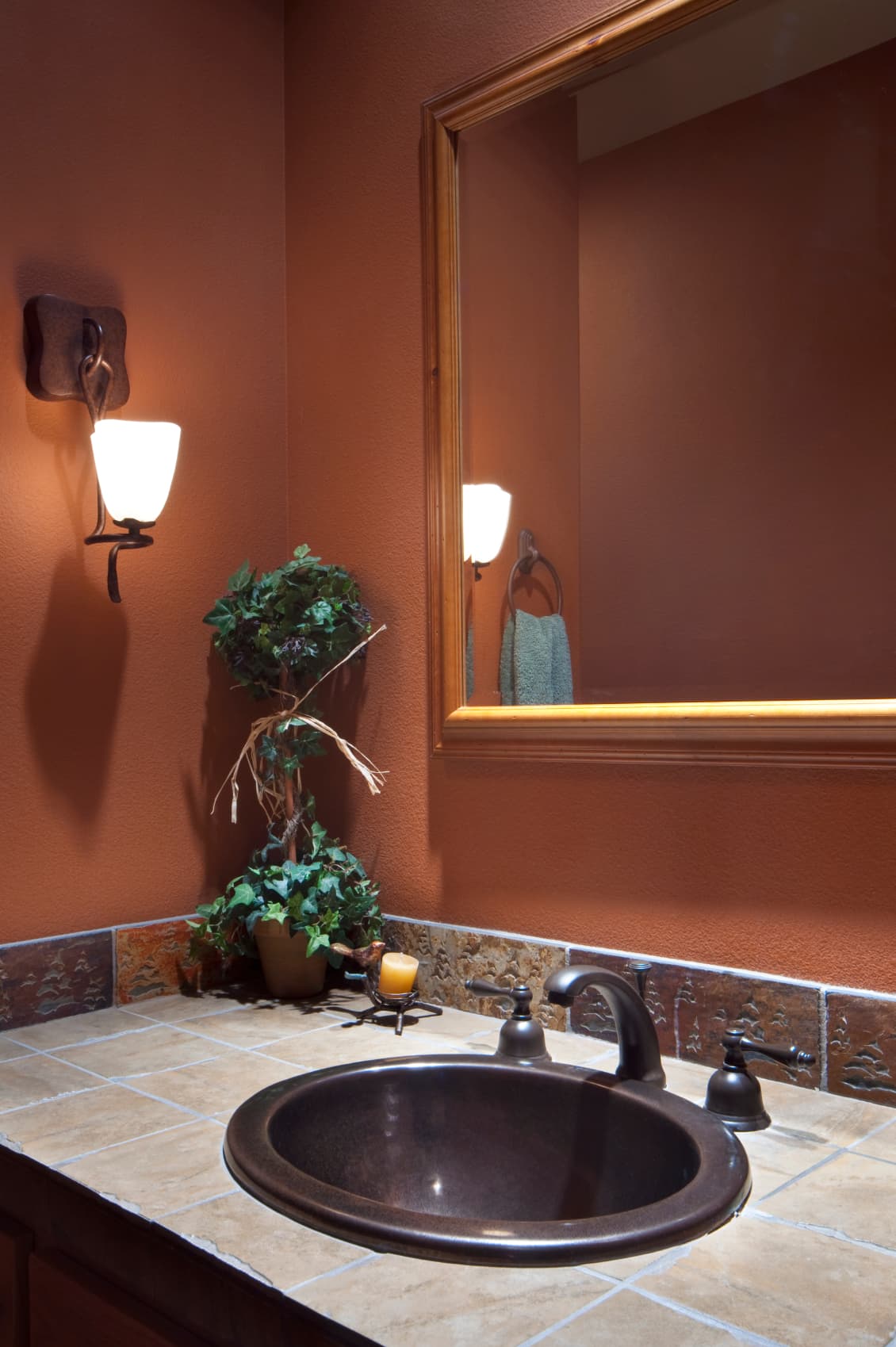 Metal. Hay varios tipos de metales usados para fabricar lavabos. Cobre, latón y acero inoxidable son las variedades más comunes. Ten en cuenta que cuánto más grueso, menos posibilidades tienes de que se abolle.