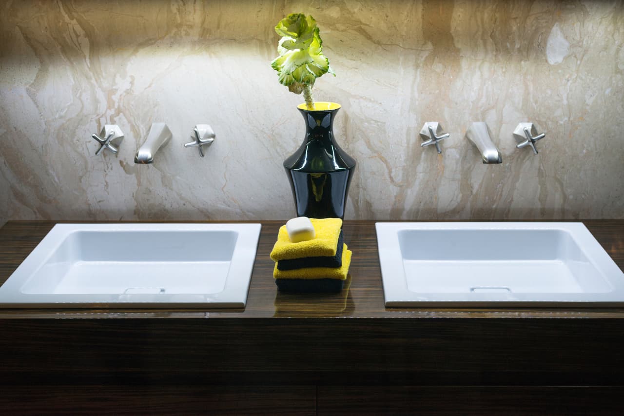 El lavabo perfecto es mucho más que un mueble bonito. Claro que quieres que proyecte el estilo de tu cuarto de baño pero, antes de tomar una decisión impulsiva, hay algunos puntos que deberías considerar. Sigue leyendo ¡y descúbrelos!