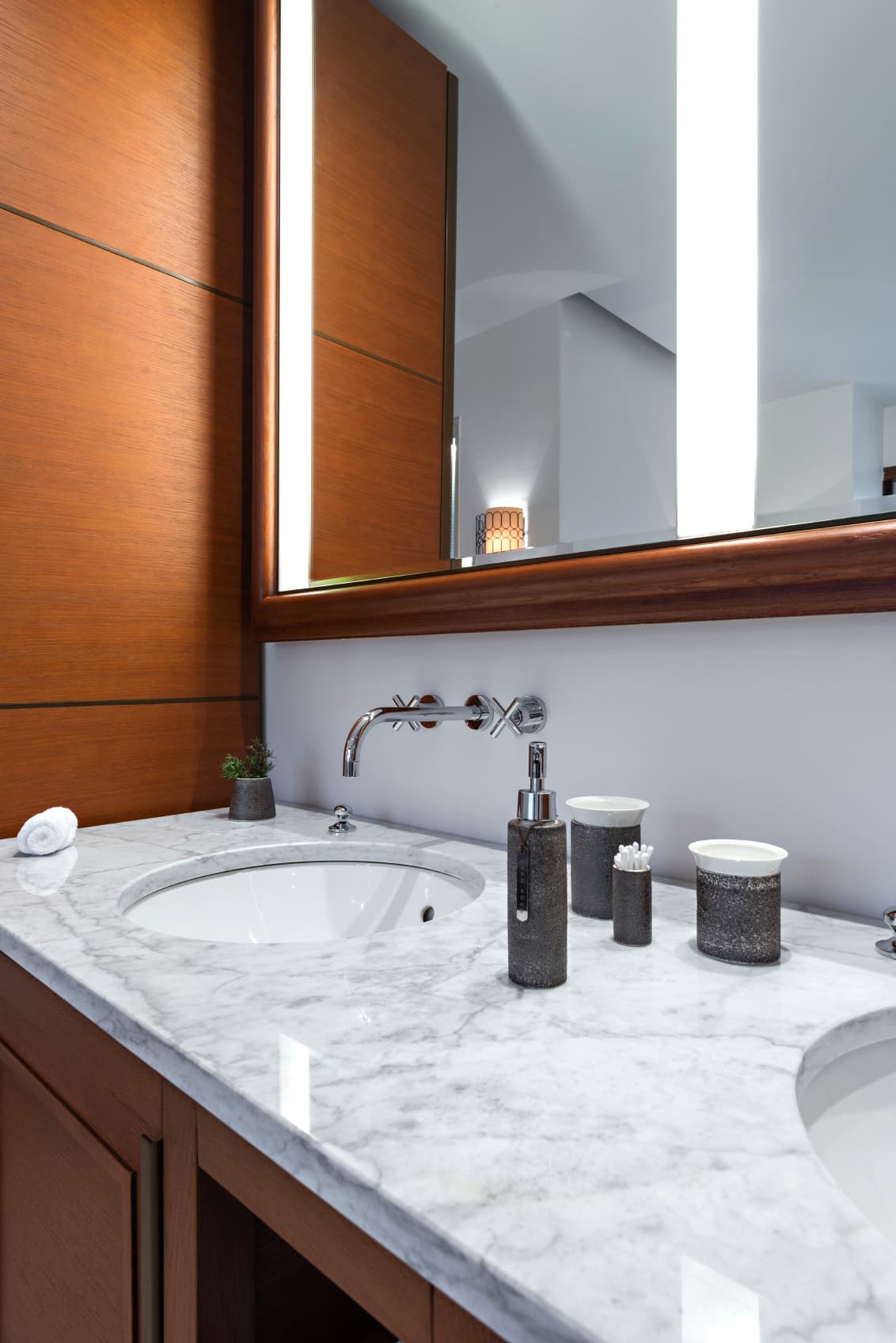 De montaje inferior. El lavabo “se hunde” en la mesada. Es prolijo y fácil de limpiar, así que resulta ideal para baños familiares. Lo malo es que no es apto para cualquier superficie: la mesada debe ser de un material duro, como la piedra. Aparte, suele costar más que el de montaje superior.