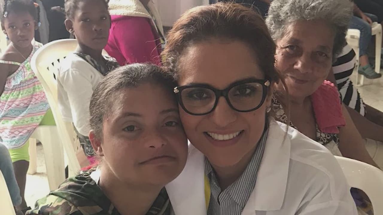 Enero: Miositis Cabrera. Esta hispana forma parte de una fundación que distribuye anualmente regalos a familias de bajos recursos y su meta para 2021 es ofrecer becas universitarias. “Para mí es un gran honor y acepto humildemente este reconocimiento. No hay nada que haga a un ser humano más feliz que poder ayudar a sus conciudadanos, a otros seres humanos”, afirma Cabrera.
<br>
<a href="https://univision.wyng.com/Angel_del_41_2021" target="_blank">Haz clic aquí para votar</a>