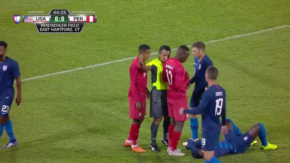 Tarjeta amarilla. El árbitro amonesta a Luis Advíncula de Peru