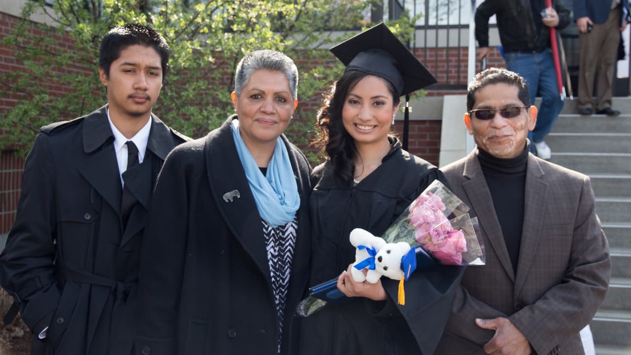 Bárbara Hernández (tercera de izquierda a derecha) durante su graduación.