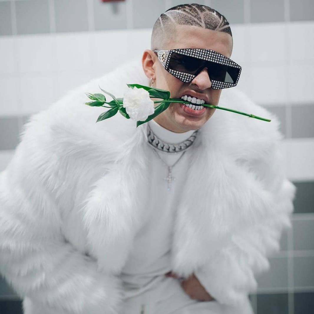Los anteriores no son los únicos, Bad Bunny tiene estos obscuros, repletos de pedrería, que combinó con un abrigo blanco.