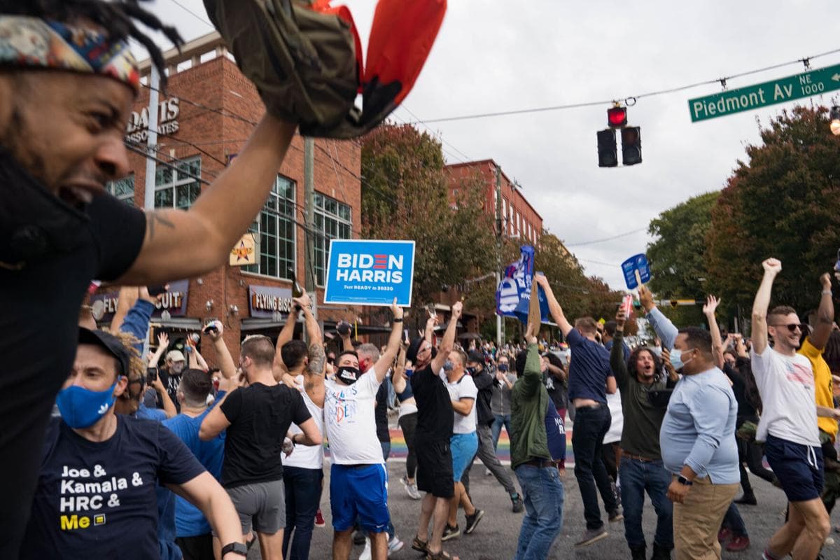 Simpatizantes de Joe Biden y Kamala Harris se reunieron este sábado en el centro de Atlanta para celebrar la victoria electoral.
