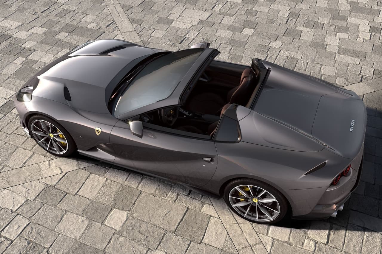 A diferencia de otros modelos convertibles que cuentan con un techo de lona, este 812 GTS incluye un techo rígido retráctil que tan solo 
<b>le toma 14 segundos para guardarse</b> en un compartimiento trasero. Para realizar esta operación no es necesario que Karol G tenga que estacionarse a un lado de la carretera, sino que puede hacerlo en marcha, siempre y cuando no supere las 28 mph (45 km/h).