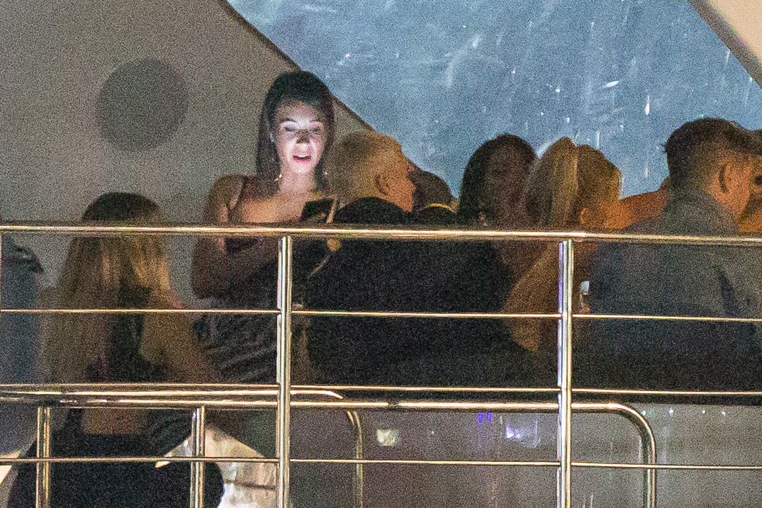 Justin Bieber fue visto de fiesta en un barco con alrededor de diez mujeres, bebiendo, charlando y bailando hasta bien entrada la noche, desembarcando alrededor de la 1:30 a. m. el 12 de marzo. Justin también pareció entrar en una discusión con uno de sus guardias de seguridad antes de darle un abrazo.
