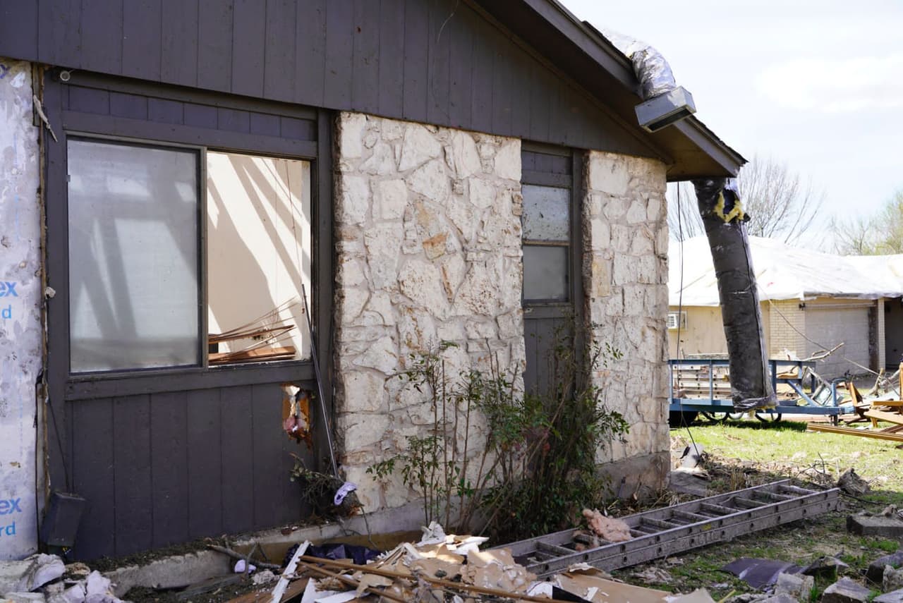 Que debe llevar: 
<br>-Identificación con foto que contega la dirección de la comunidad afectada.
<br>
<br>-Un recibo de electricidad y agua enseñando la dirección de comunidad afectada.
<br>