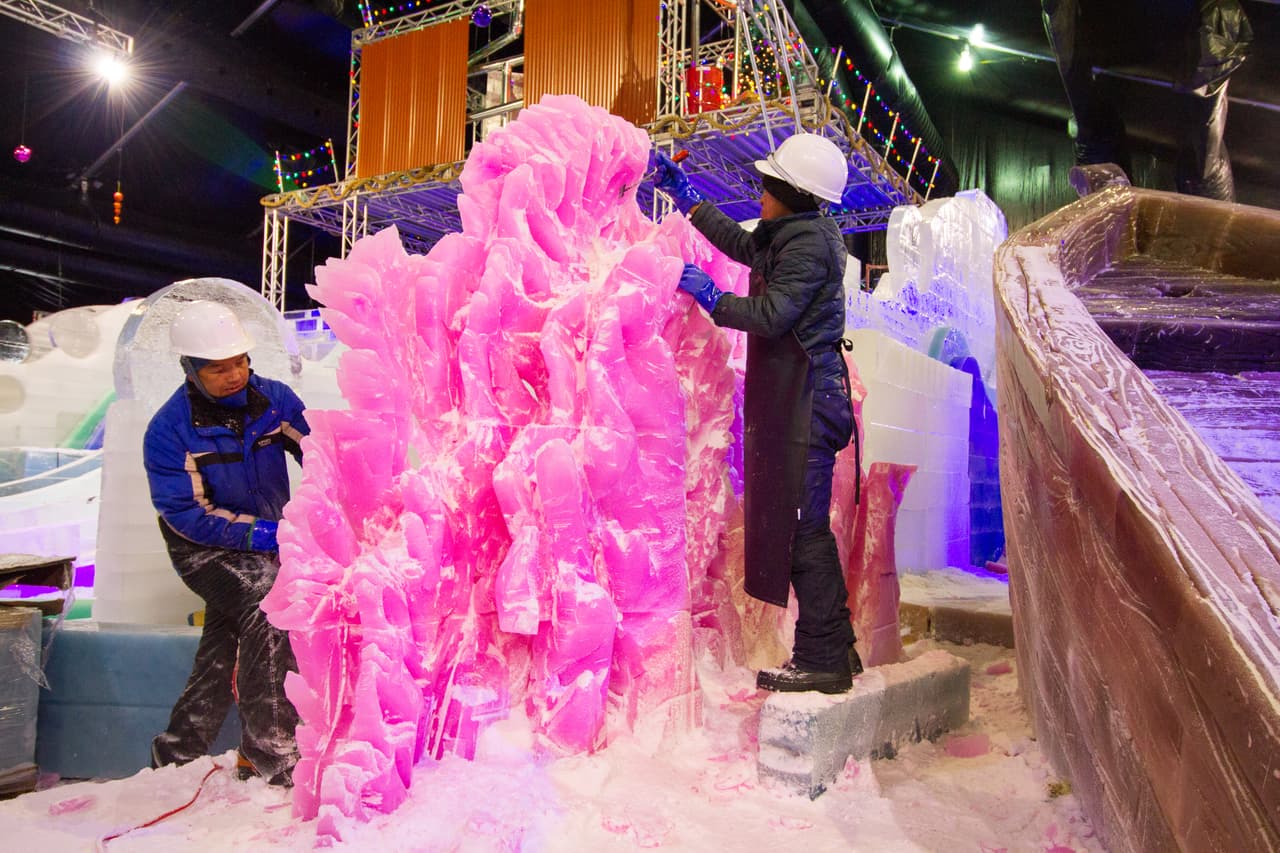 El equipo de talladores de hielo da los últimos toques a un enorme coral marino, como parte de la exhibición 'Navidad Caribeña'.