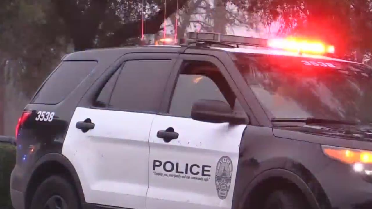 Policía halla un cadáver en el patio de una residencia en Austin y arresta a dos personas