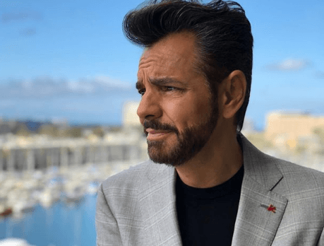 “Casi nadie conoce a mi papá, de hecho, el lado cómico lo saqué de mi papá, no de mi mamá. Lo que pasa es que mi mamá era actriz dramática, lloraba todo el día.”, comentó Eugenio a Vadhir.
<br>